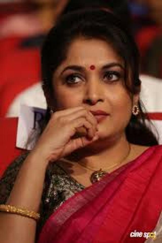 ನಟಿ ರಮ್ಯ ಕಾರಿನಿಂದ ಮದ್ಯ, ಬಿಯರ್ ವಶ